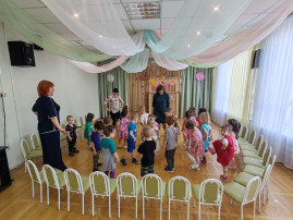Утренник 8 Марта в группе "Улыбка" Утренник 8 Марта в группе "Улыбка".