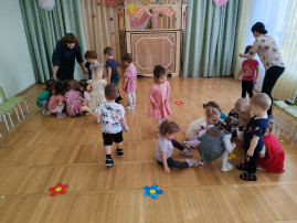 Утренник 8 Марта в группе "Улыбка" Утренник 8 Марта в группе "Улыбка".